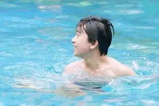 易烊千玺游泳图片
